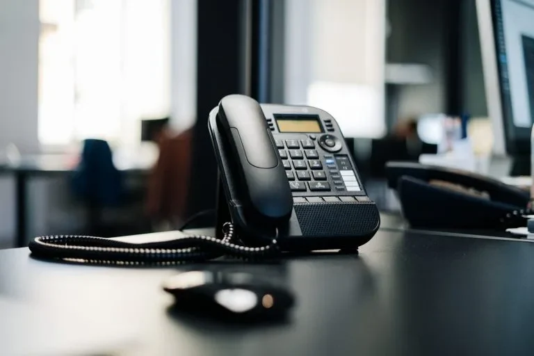 Bürotelefon auf einem Schreibtisch in einem modernen Büro