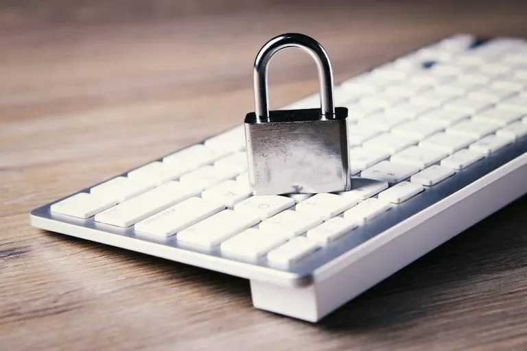 Vorhängeschloss auf einer Computer-Tastatur als Symbol für Datensicherheit
