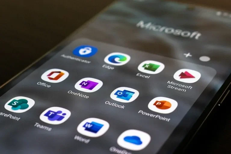 Smartphone mit geöffneten Microsoft 365-Apps